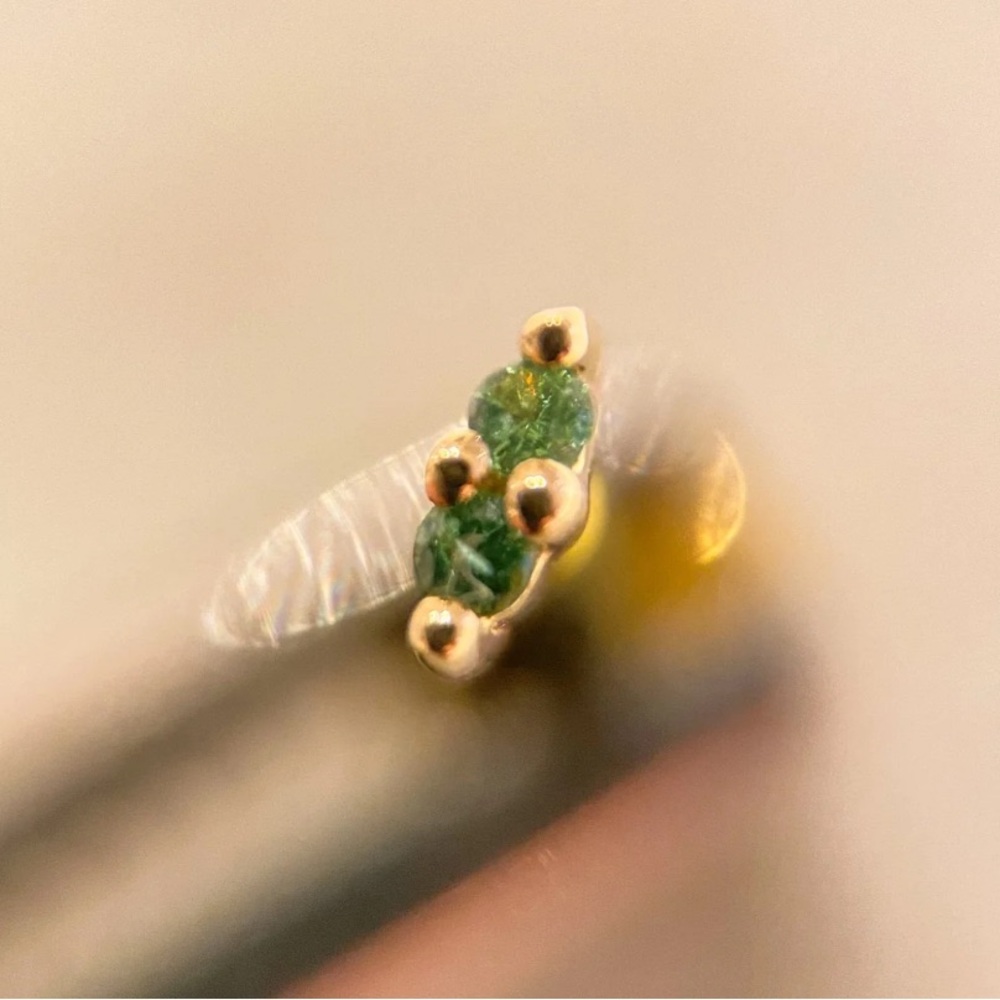 BJO Mishka tsavorite in yellow gold press fit piercing jewelry
